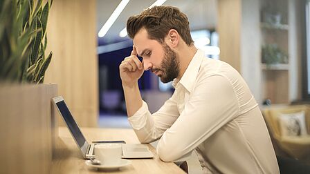 Martijn Rietsveld bekijkt iconen op zijn laptop